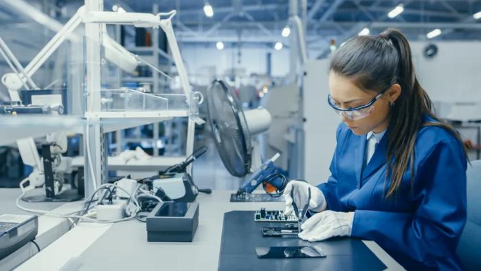 CNC esztergafeldolgozás, és aktívan innovációt és fejlesztést keres